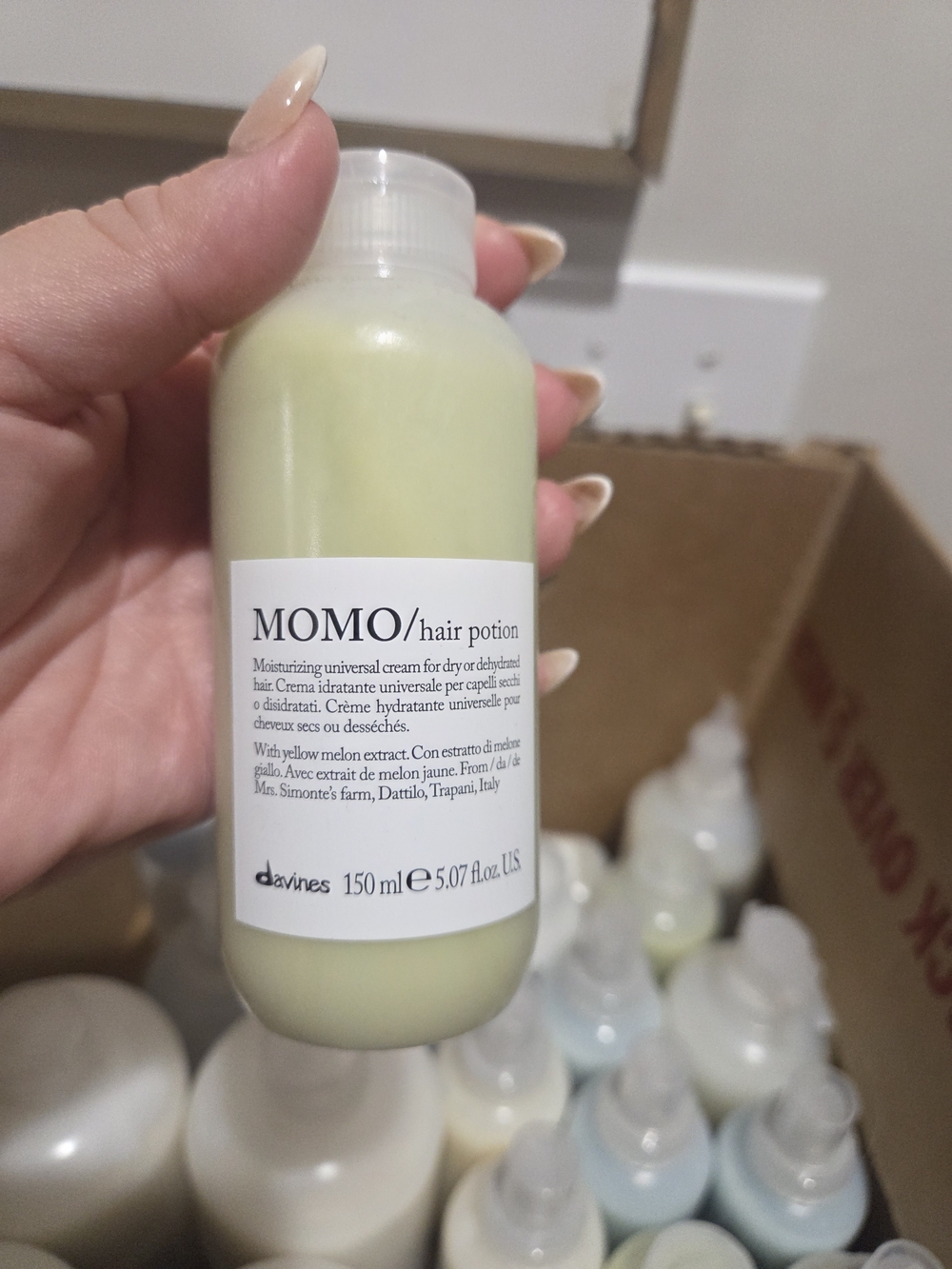 Davines MOMO Hair Potion - Pale Yellow Hydrating Cream